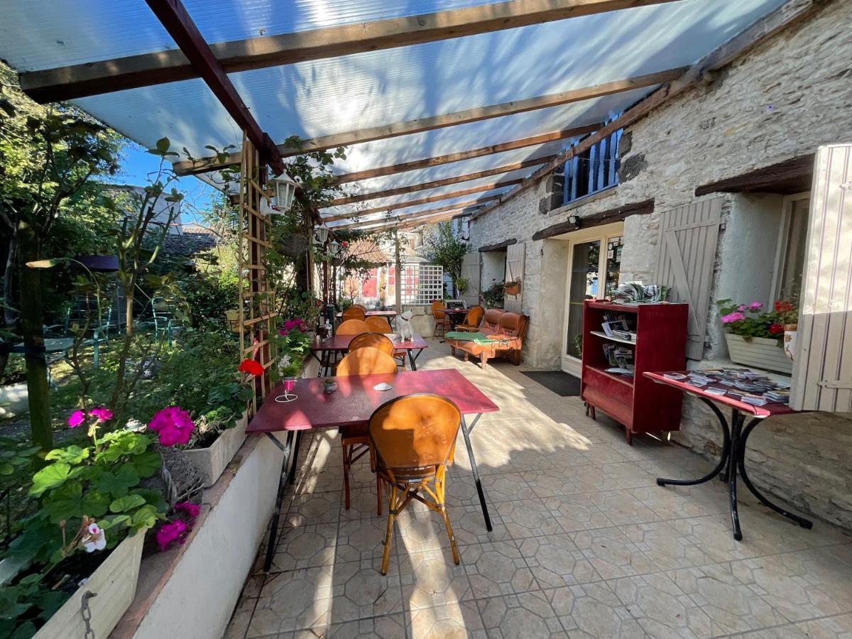 Chambres, Table D'Hotes Et Gites Les Mesanges Saint-Jean-de-Sauves Buitenkant foto