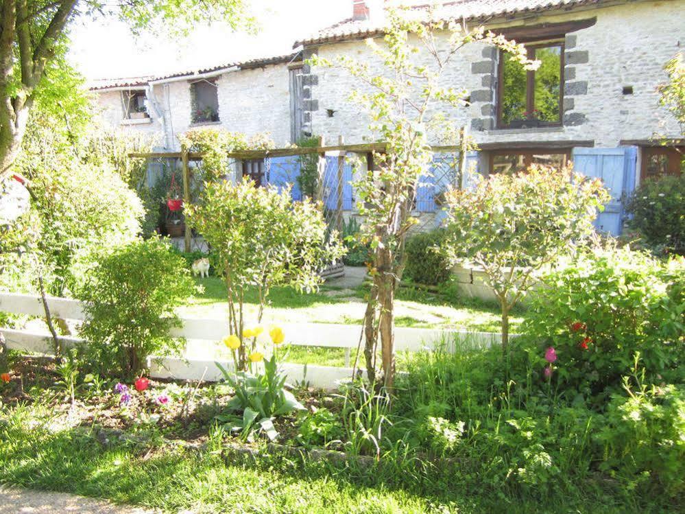 Chambres, Table D'Hotes Et Gites Les Mesanges Saint-Jean-de-Sauves Buitenkant foto